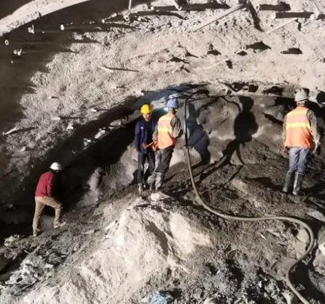 淅川拱顶带模注浆料的施工流程及注意事项